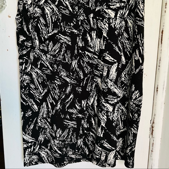 Ann Taylor Black & White Sheath Dress Sleeveless Scoop Neck Ruching Petite 8 - Picture 4 of 12